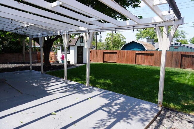 Building Photo - 8021 Glen Eva Way