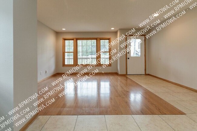 Building Photo - CLOSE TO RACCOON RIVER PARK!! 3 Bed, 2 Bat...