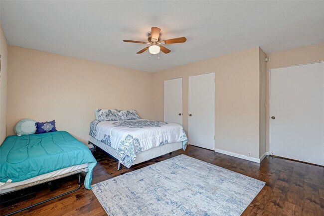 Building Photo - 2121 Fountain View Dr