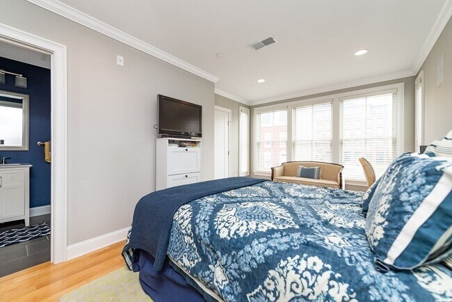 Building Photo - 880 E 2nd St