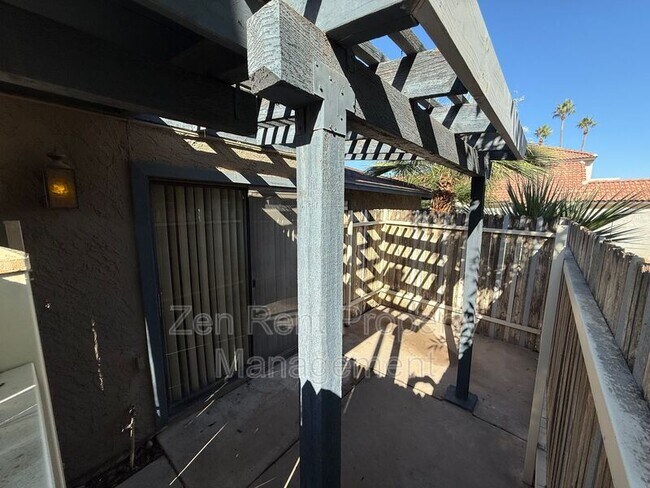 Building Photo - 286 W Palomino Dr