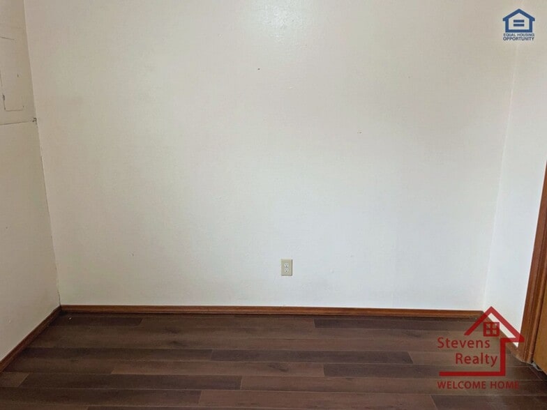 Building Photo - 1912 SW D Ave