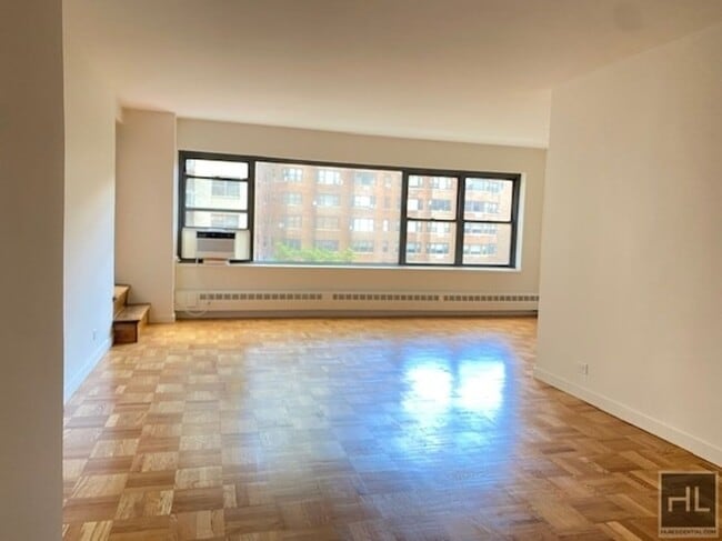 Building Photo - 412 E 55th St