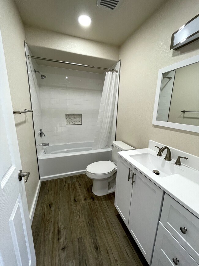 Private bathroom with shower/tub combo for main bedroom - 12838 Arezzo Cir