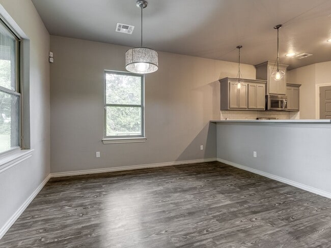 Building Photo - Newer Home + Putnam City Schools + 3 bedrooms