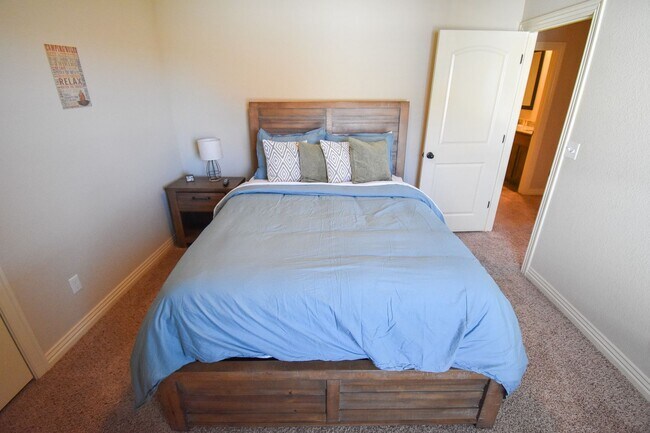 Building Photo - Stunning Fully Furnished Home in the Heart of Fayetteville!