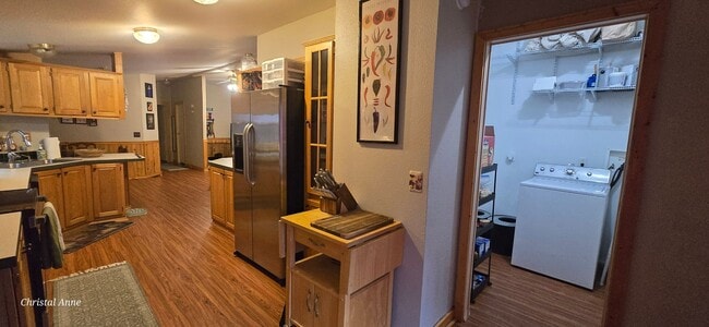 Building Photo - Looking for a room mate PRIVATE 2 Bedroom 1 Bath