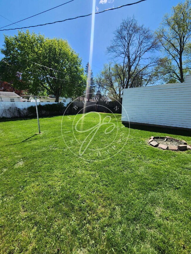 Building Photo - "Charming 2-Bedroom Haven on Luscombe Drive with Spacious 1105 sq ft Layout!"