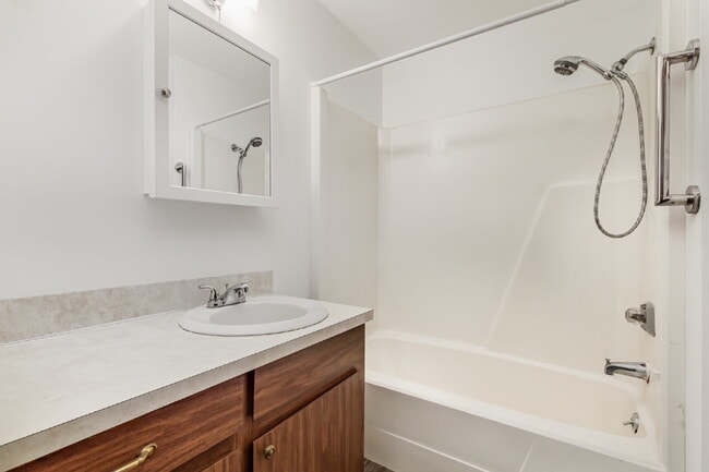Building Photo - 2- Bedroom Duplex- Only $1100/Month!