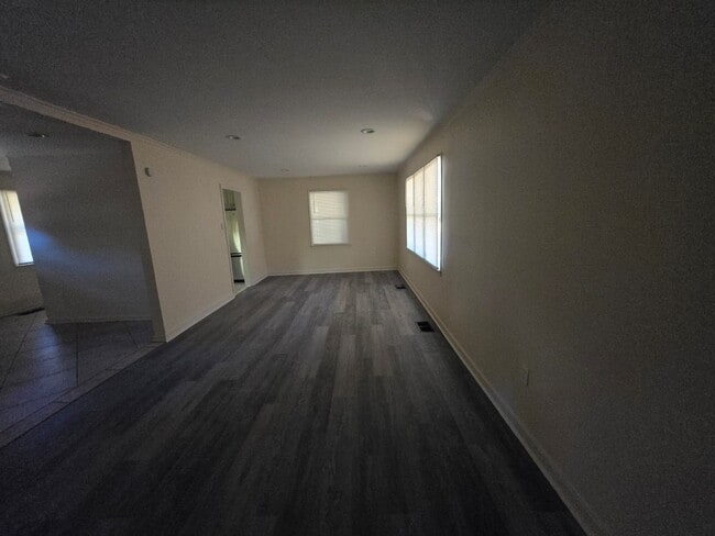 Building Photo - 3985 Roxbury Rd