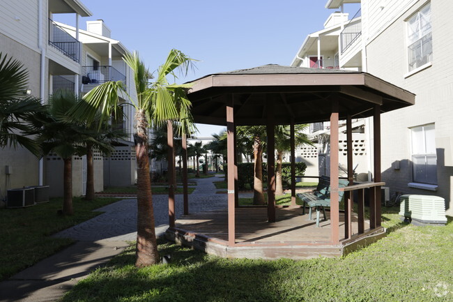 Building Photo - Falls of Wilcrest