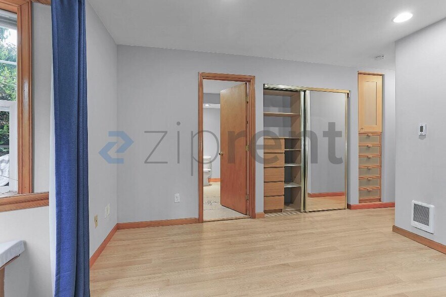 Building Photo - Unit