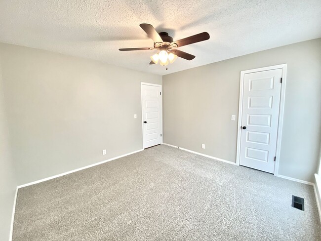 Building Photo - Freshly Updated! Roomy 3-Bedroom Home in J...