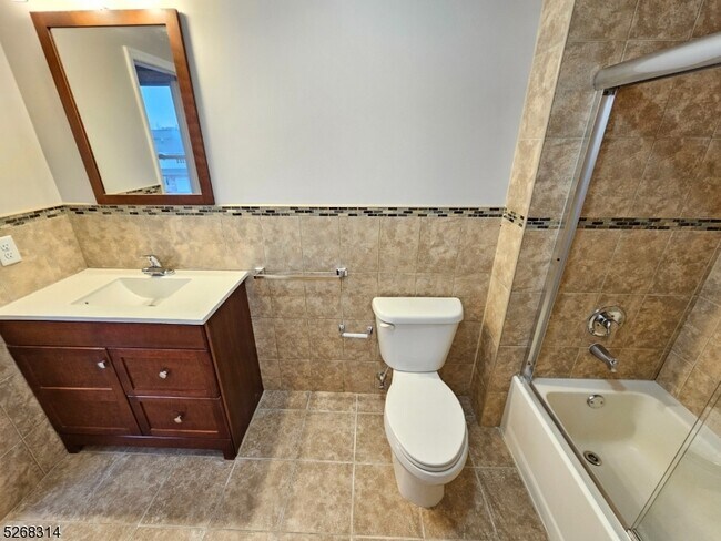 Building Photo - 587 Madison Ave