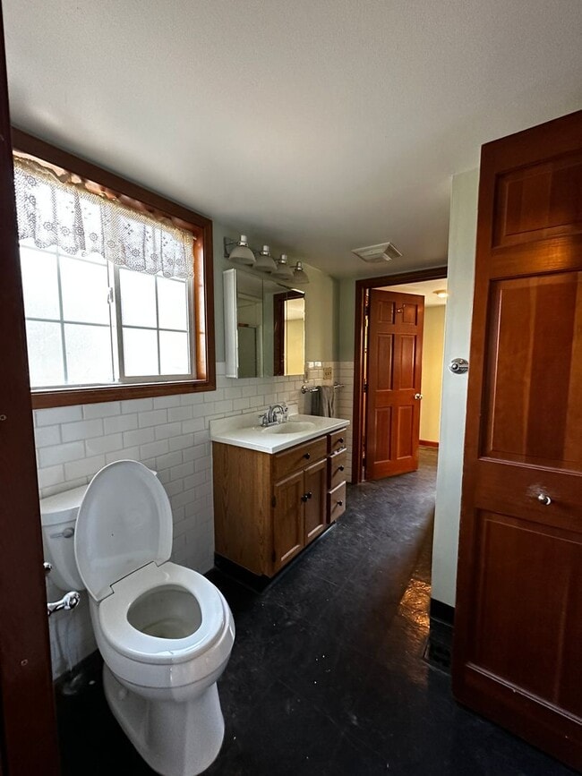 Building Photo - Large Craftsman in the Country