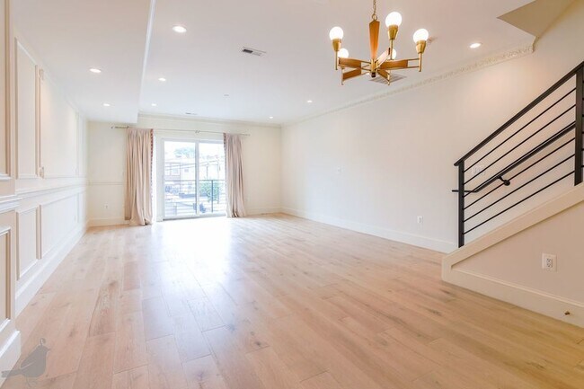 Building Photo - Modern 4 Bedroom Penthouse in Nest to Unio...