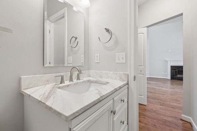Building Photo - Gorgeous Home Ready for Move In