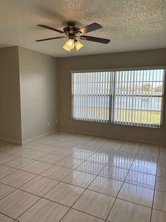 Building Photo - Orlando - Beautiful 3 Bedroom 2 Bathroom Home with Waterview!