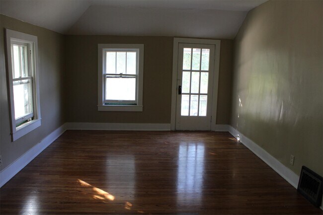 Building Photo - 526 E 11th St