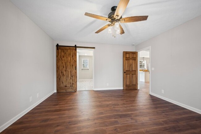 Building Photo - Country Living on 5 Acres