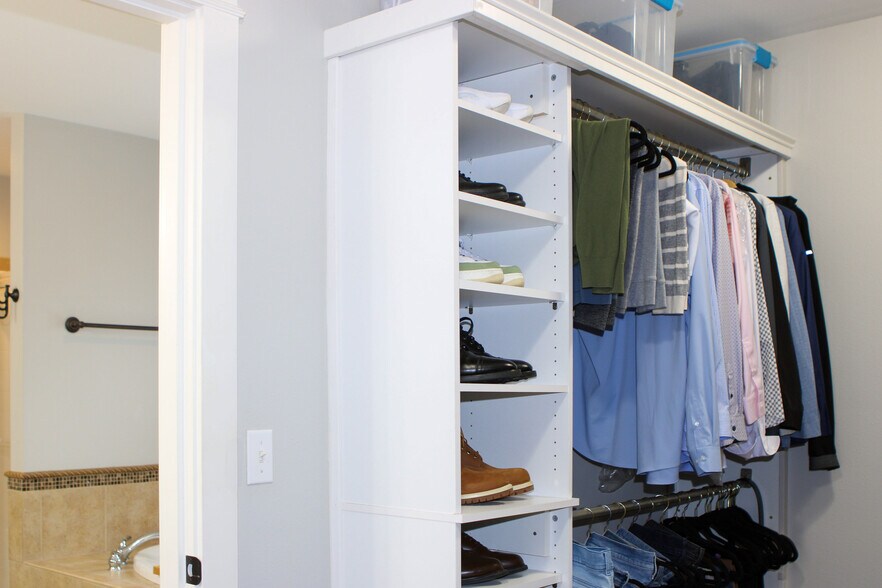 Building Photo - 7801 Rushmore Ave NE