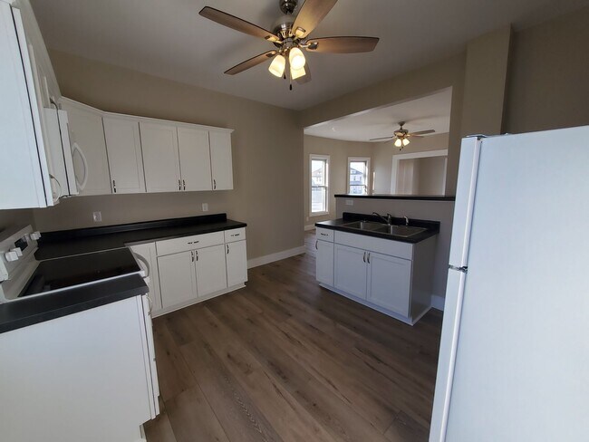 Building Photo - Large 4 Bedroom House in Moline