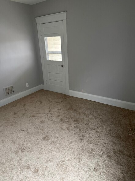 Building Photo - 75 Shoshone St