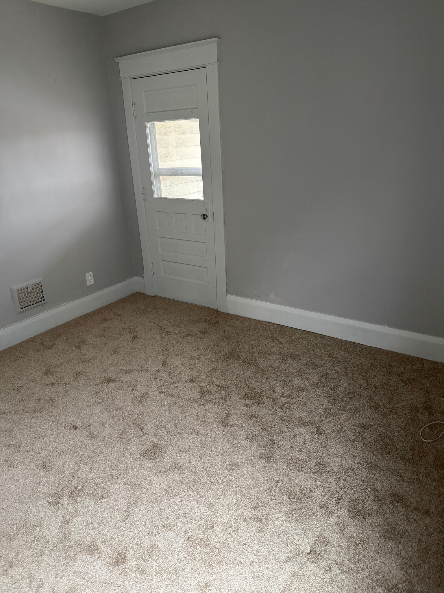 Building Photo - 75 Shoshone St