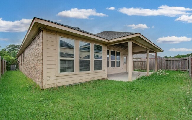 Building Photo - 15702 Whisper Woods Dr