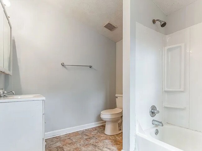 Building Photo - 3bd/2ba in the Heart of Oakland City and M...