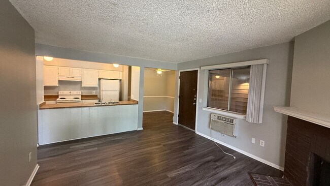 Building Photo - 2 Bedroom 2 Bathroom Condo in Red Sky!