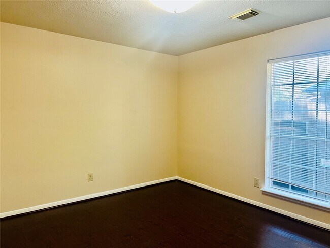 Building Photo - 8815 Crazy Horse Trail