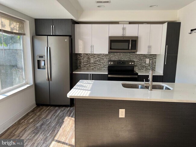 Building Photo - 1257 N Newkirk St