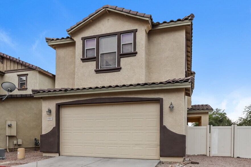Building Photo - 5807 E Grove Ave