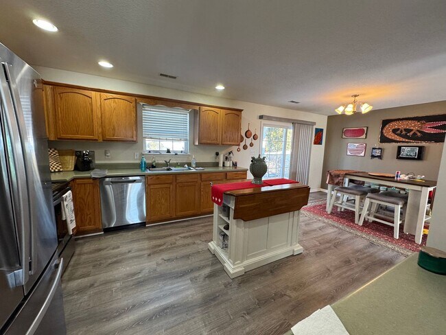 Building Photo - 3 Bedroom Home Furnished or unfurnished available