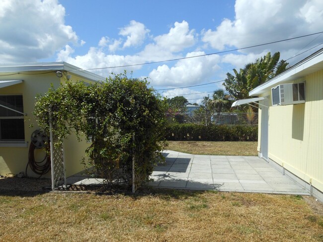 Building Photo - CHARMING 2 BEDROOM, 1 BATH HOME 3 BLOCKS F...