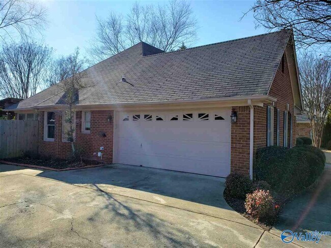 Building Photo - 1100 Leeward Dr SE