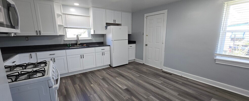 New upgraded kitchen cabinets - 818 Coolidge St