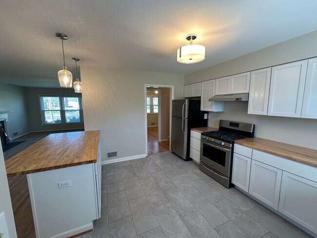 Building Photo - 3 bedroom/1.5 bath w/basement in Woodlawn Park. Available mid June