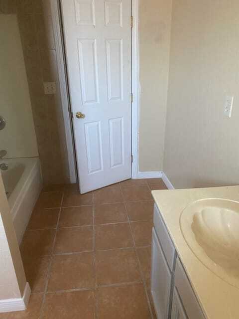 Building Photo - 14633 Valentin Dr