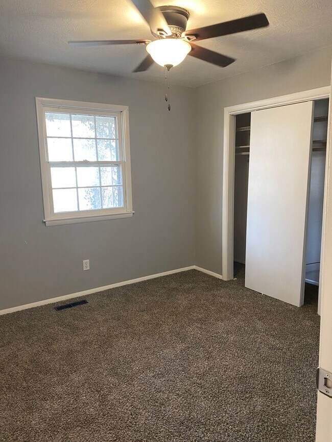 Building Photo - 3 bedroom/1.5 bathroom house/2 car garage