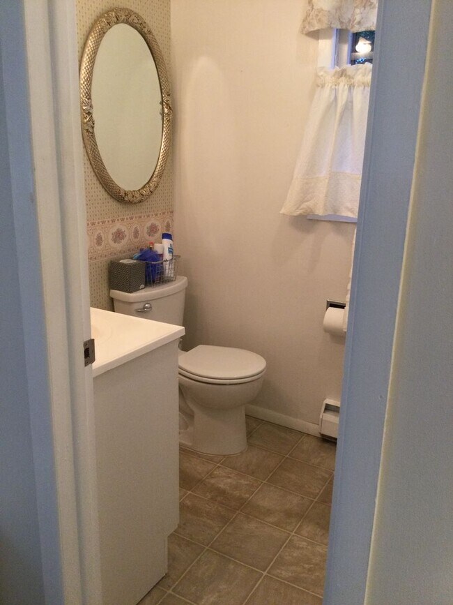 Building Photo - Charming Cottage in Newportville