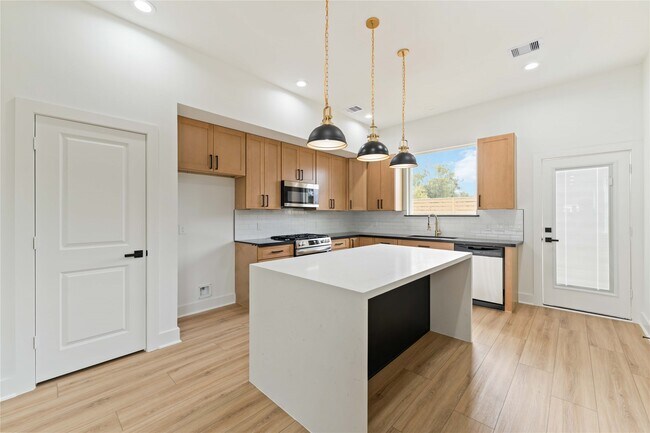 Building Photo - 8044 Sunbury St