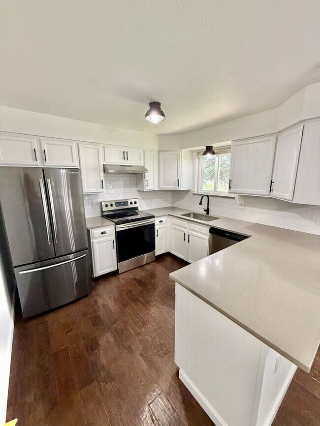 Building Photo - Beautifully Updated Modern Farmhouse 3 bed...