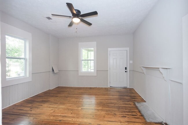 Building Photo - 208 W Cherry St