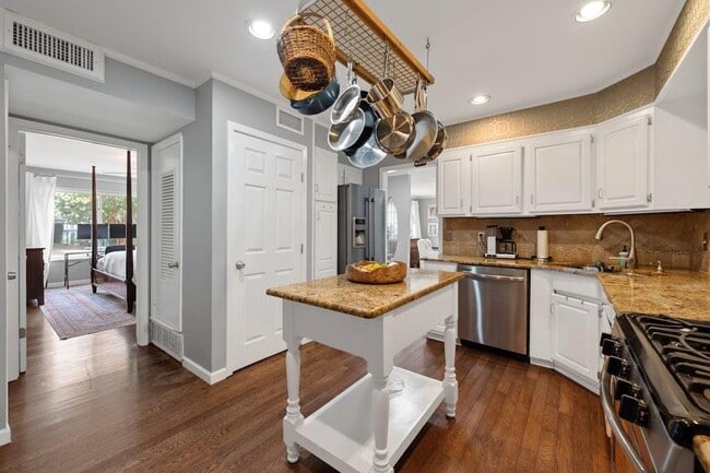 Building Photo - 2609 Friar Tuck Ln