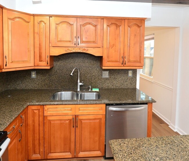 Building Photo - 6 Bedrooms-Little Neck Area