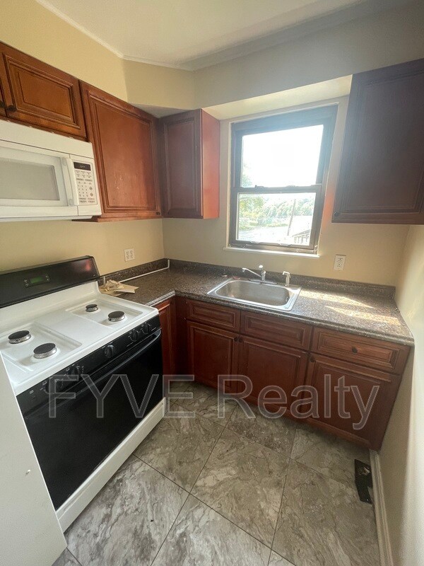 Building Photo - 1518 Chartiers Ave