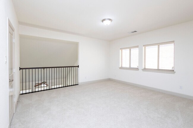 Building Photo - This house offers beautiful open floor plan with high ceilings and lots of natural light.