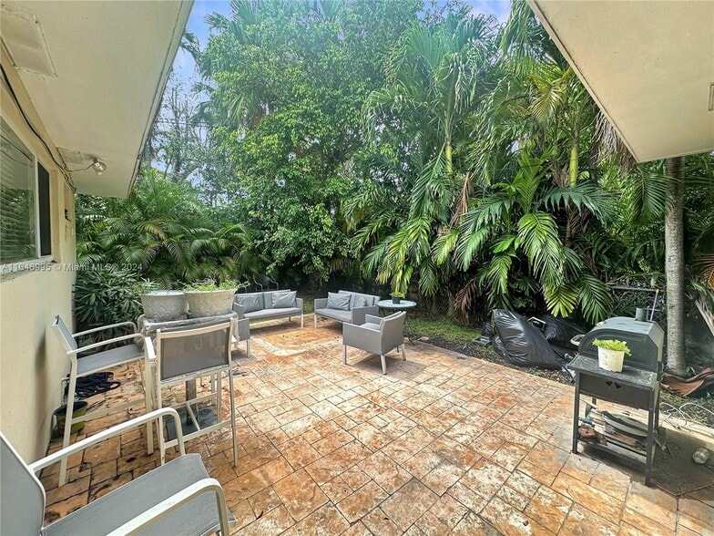 Building Photo - 6140 Pine Tree Dr